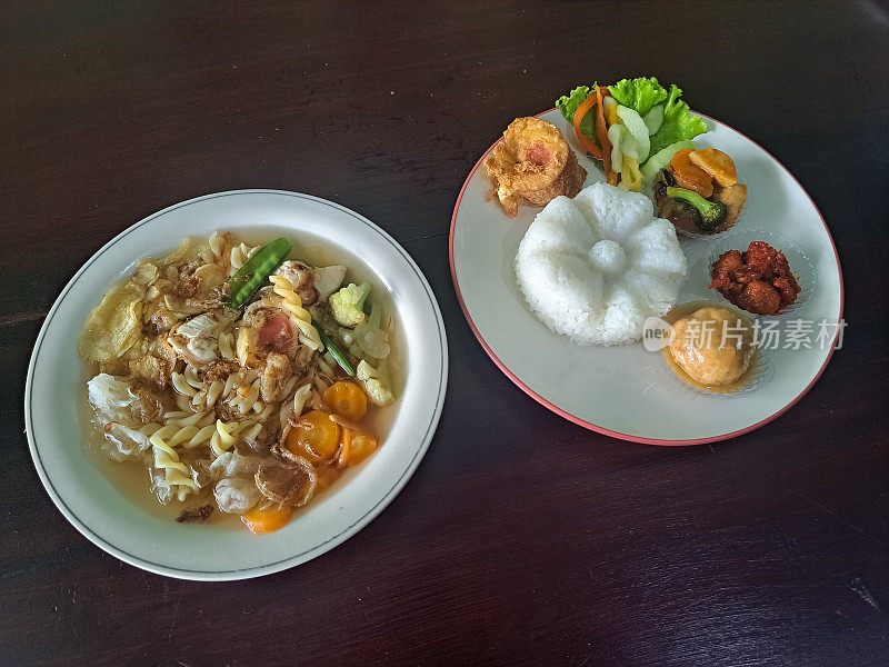 印尼婚礼大米(Sego Manten)或Nasi Pupuk Mantenan。配印尼婚礼汤(Sayur Sop)和新鲜的冰茶(Es Teh Segar)。食物和饮料菜单。